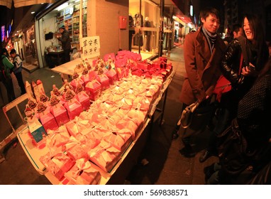 JIUJIANG CHINA-December 24, 2012: Chinese Eastern Inland City Of Jiangxi Jiujiang, Christmas Eve Merchant Discount Promotions, Consumers Come To The Shopping Mall Launching A Panic Buying Frenzy.