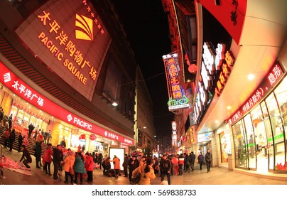 JIUJIANG CHINA-December 24, 2012: Chinese Eastern Inland City Of Jiangxi Jiujiang, Christmas Eve Merchant Discount Promotions, Consumers Come To The Shopping Mall Launching A Panic Buying Frenzy.