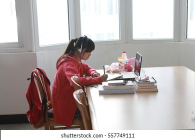 JIUJIANG CHINA-Oct4, 2012:in The Eastern Province Of Jiangxi, College Students In The Library Of Jiujiang University. Chinese College Students Reached 37 Million People, Ranking First In The World