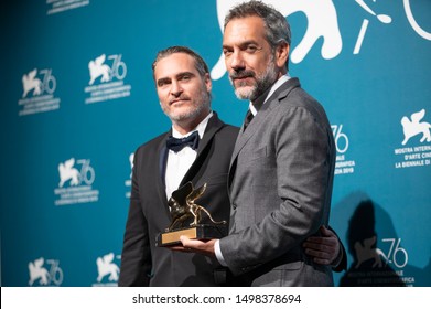 Joaquin Phoenix Todd Phillips Pose Golden Stock Photo 1498378694 ...