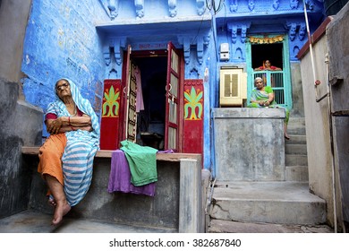 Jodhpur, India-November 08, 2014:Daily Life Of Unidentified Local  Indian Family In The Street Of Jodhpur, India.