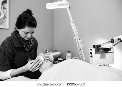 JOHANNESBURG, SOUTH AFRICA - Jan 05, 2021: Johannesburg, South Africa - June 12 2013: Beauty Therapist Doing A Facial Procedure In A Day Spa