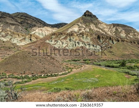 The John Day River flows below Sheep Rock at the John Day Fossil Beds National Monument, Oregon, USA
