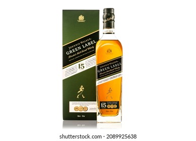 JOHNNIE WALKER GREEN LABEL 15 YEAR OLD BLENDED MALT SCOTCH WHISKY and BOX Plymouth Devon UK December 11th 2021 Johnnie Walker Green Label 15 Year Old Blended Whisky. Malt Whisky Clipping Path in JPEG