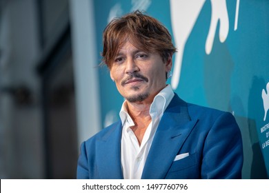 Johnny Depp assiste à un appel à photographie pour le film "Waiting for the Barbariens" présenté en compétition le 6 septembre 2019 lors du 76e Festival du Film de Venise au Lido de Venise.