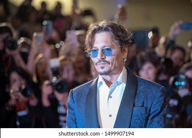 Johnny Depp avance le tapis rouge devant la projection de "Waiting For The Barbariens" (En attendant les barbares) lors du 76ème Festival du Film de Venise à Sala Grande le 6 septembre 2019 à Venise, en Italie. 
