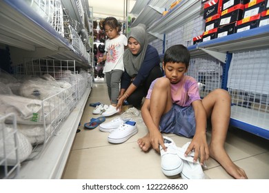 JOHOR, MALAYSIA 19 OKTOBER 2017. 
Parents, Nur Izzati Ngah Made Her Child's Schooling By Buying Shoes And School Clothes