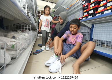 JOHOR, MALAYSIA 19 OKTOBER 2017. 
Parents, Nur Izzati Ngah Made Her Child's Schooling By Buying Shoes And School Clothes