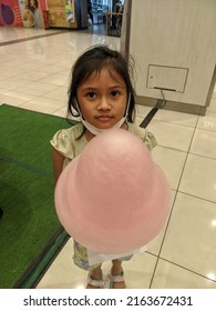 Johor, Malaysia- 3 June 2022: A Girl Holding Pink Cotton Candy In A Supermarket In Tebrau, New Johor, Malaysia