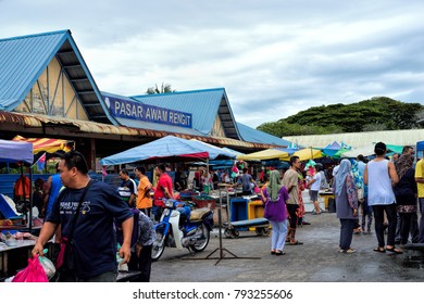 JOHOR, MALAYSIA - DECEMBER 24, 2017: Scenic View Of The Morning Market In Rengit, Johor, Malaysia. The Morning Market Which Is Selling Fresh Fishes. Rengit Is A Town In Batu Pahat District, Johor.