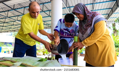 JOHOR, MALAYSIA-May 2, 2022: 
A Mother Is Preparing A Food For First Day Of Aidilfitri. 