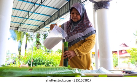 JOHOR, MALAYSIA-May 2, 2022: 
A Mother Is Preparing A Food For First Day Of Aidilfitri. 