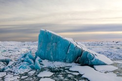 Vue Aérienne Du J Kuls Rl Sur Lagon Glaciaire Et Icebergs Flottants. Le Début Du Printemps En Islande