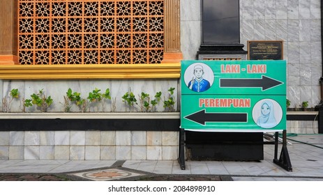 Jombang, Indonesia - December 3, 2021 : A Sign Symbol For Men And Women In Front Of Mosque.