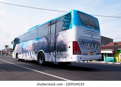 Jombor, Tuesday, July 20, 2010. The Photo Of The Putra Remaja Bus Passing On Magelang Road Near Jombor Terminal Was Taken From The Back Side At A Low Angle.