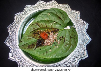 jorda indian paan masala on betel leaf top view