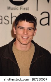 Josh Hartnett At The VH1/ Vogue Fashion Awards, NYC, 10/19/01