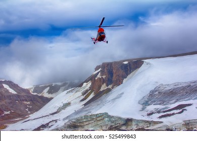 Journey To High Arctic Latitudes. Helicopter Brings Scientists And Extreme Tourists On Harsh Polar Islands With Glaciers, Perennial Snowfield In Wind Shadow. Franz-Josef Land - Two Steps To North Pole