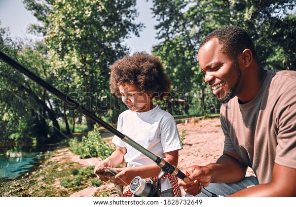 Joyeux AfroAméricain et son adorable fils photo de