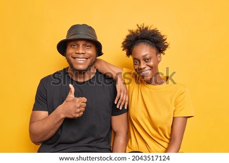 junger afroamerikanischer Mann lächelnd glücklich, Selfie zu nehmen.