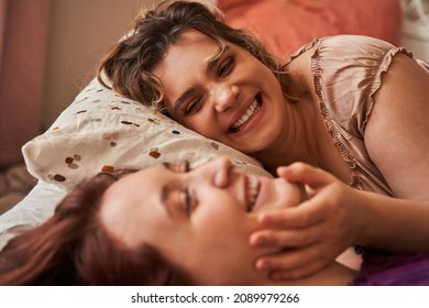 Freuen Sie sich auf ein liebevolles Ehepaar, das beim Bettlegen laut lacht