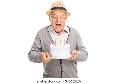 Freuer Herr, der Kerzen auf seinem Geburtstagskuchen bläst, einzeln auf weißem Hintergrund