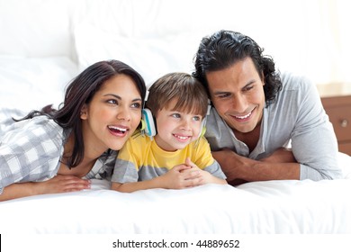 14,197 Family listening music Images, Stock Photos & Vectors | Shutterstock