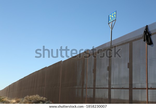 Juarez Chihuahua, metal wall that divides the border\
between mexico and the united states, on the mexican side is ciudad\
juarez E.U El Paso Tx