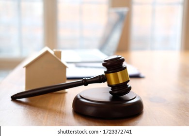 Urteilen Sie das Modell des Hauses und des Wohnhauses im Gerichtssaal. Immobilienrecht und Versteigerungskonzept
