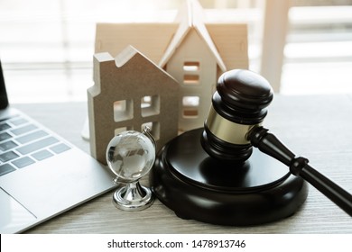 Judge gavel / house model, Ideas for foreclosure in real estate auction and bidding home. Business judgment by E-commerce online Auctions held over internet. Conflict lawsuit from not paying home debt