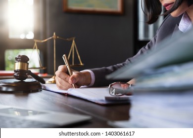 كيف تستعين بمحام Judge-gavel-justice-lawyers-business-260nw-1403061617