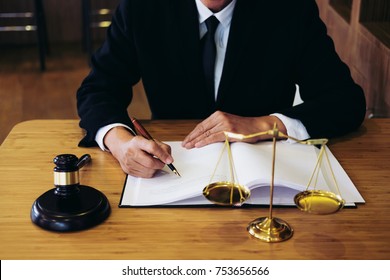 Richterin bei Rechtsanwälten, Geschäftsmann im Anzug oder Rechtsanwalt, der an Dokumenten arbeitet. Rechtsrecht, Rechtsberatung und Rechtsauffassung.