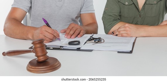 Judge Gavel With Justice Lawyers Deciding, Consultation On Marriage Divorce Between Married Couple And Signing Divorce Documents On Table. Concepts Of Law And Legal Sevices.