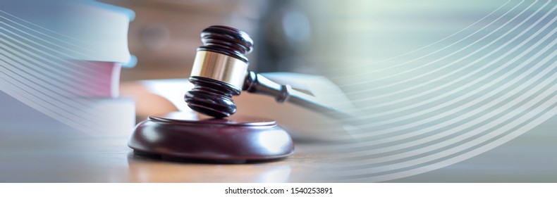 Richterstreif mit Rechtsbüchern; Panoramabanner