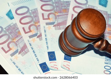 Los jueces martillean los billetes en euros