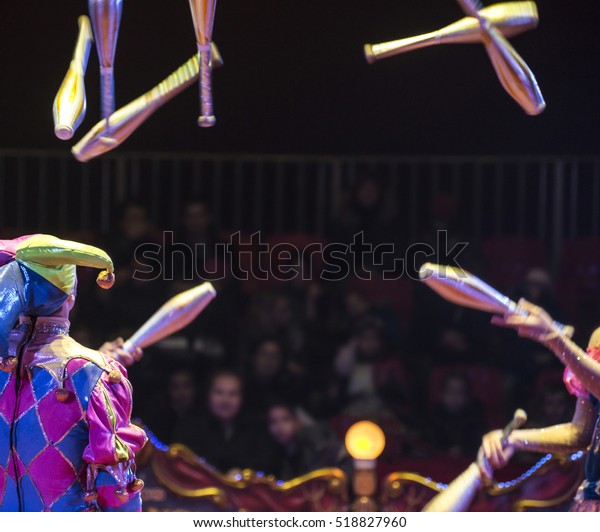 サーカスの曲芸師と観客のぼやけ の写真素材 今すぐ編集