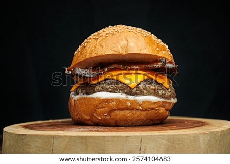juicy homemade burger with white sauce, cheddar, bacon, suculento hamburguer artesanal com molho branco, cheedar, bacon