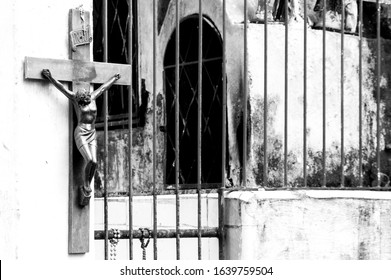 Juiz De Fora/Minas Gerais/Brazil - 02/09/2020: Religious Syncretism. Place Of Prayer Of Different Religions, Presenting Objects And Signs Of Catholicism And Religions Of African Origin, Such As Umband