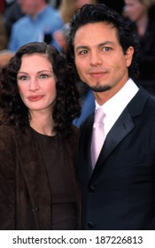 Julia Roberts And Benjamin Bratt At The 7th Annual SAG Awards, LA, March 11th, 2001