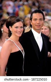 Julia Roberts, In Vintage Valentino, And Benjamin Bratt At Academy Awards, 3/25/2001, By Robert Hepler