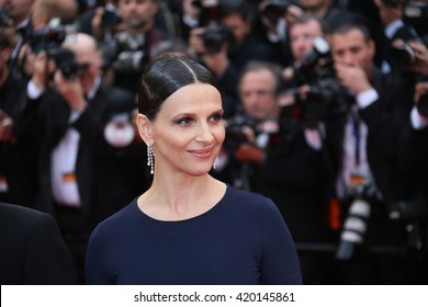Juliette Binoche attends the 'Slack Bay (Ma Loute)' premiere during the 69th annual Cannes Film Festival at the Palais des Festivals on May 13, 2016 in Cannes, France. 