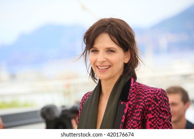 Juliette Binoche attends the 'Slack Bay' (Ma Loute) Photocall during the 69th annual Cannes Film Festival at the Palais des Festivals on May 13, 2016 in Cannes, France.