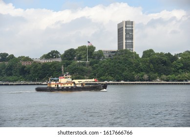 July 1, 2019, Hoboken, New Jersey. A Corps Of  Engineers Boat, The Driftmaster, Sails In Front Of Stevens Institute Of Technology In Hoboken, New Jersey.