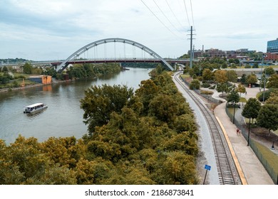 July 30, 2022, Nashville, Tennessee, US. Korean War Veteran Memorial Bridge And Cumberland Park Across From Downtown Of Music City, Nashville. It Is Walkable Distance From Famous Broadway Street. 