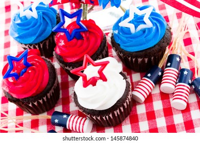 July 4th Picnic With Patriotic Holiday Cupcakes.