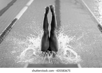 Jumping in to the pool from starting block.