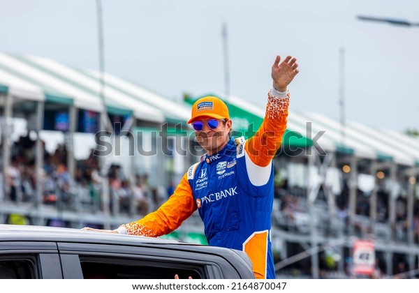 June 05, 2022 - Detroit, MI, USA: SCOTT DIXON (9) of\
Auckland, New Zealand waves to the fans before racing for the\
Chevrolet Detroit Grand Prix at the Belle Isle Park in Detroit, MI,\
USA.