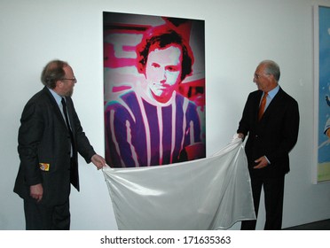 JUNE 1, 2006 - BERLIN: Wolfgang Thierse, Franz Beckenbauer At The Unveiling Of A Portrait Painting Of Him In The Marie-Elisabeth-Lueders-Haus, Berlin.