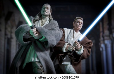 JUNE 12 2021: Star Wars Jedi Obi Wan Kenobi And Qui Gon Jinn With Lightsabers - Hasbro Action Figure