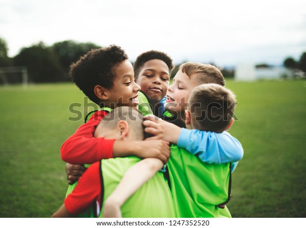 Junior Football Team Hugging Each Other Foto Stock 1247352520 ...